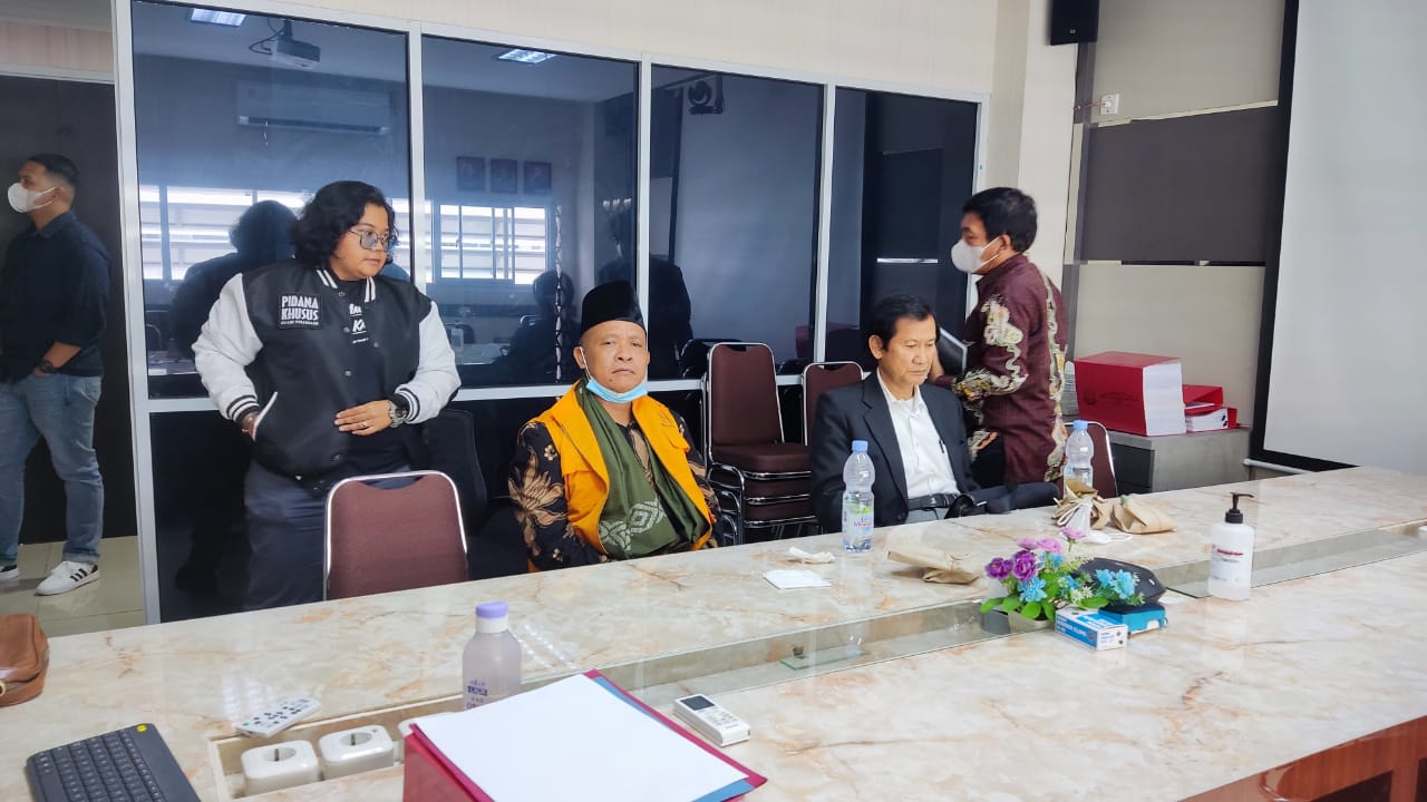 Mantan Rektor UIN Suska Riau Akhmad Mujahidin saat menjalani proses tahap II di Kejari Pekanbaru, Jumat (21/10/2022). (Foto: Istimewa)