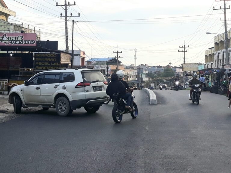 Badan jalan sempit kendaraan roda empat kesulitan berputar arah di Jalan Desa Harapan Duri (foto/istimewa)