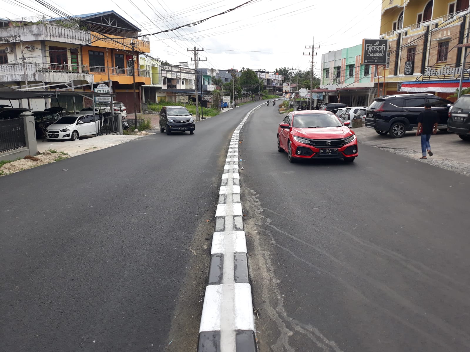 Dua jalur Jalan Desa Harapan Duri tampak kecil dan kendaraan susah berputar arah.(Foto: Istimewa) 