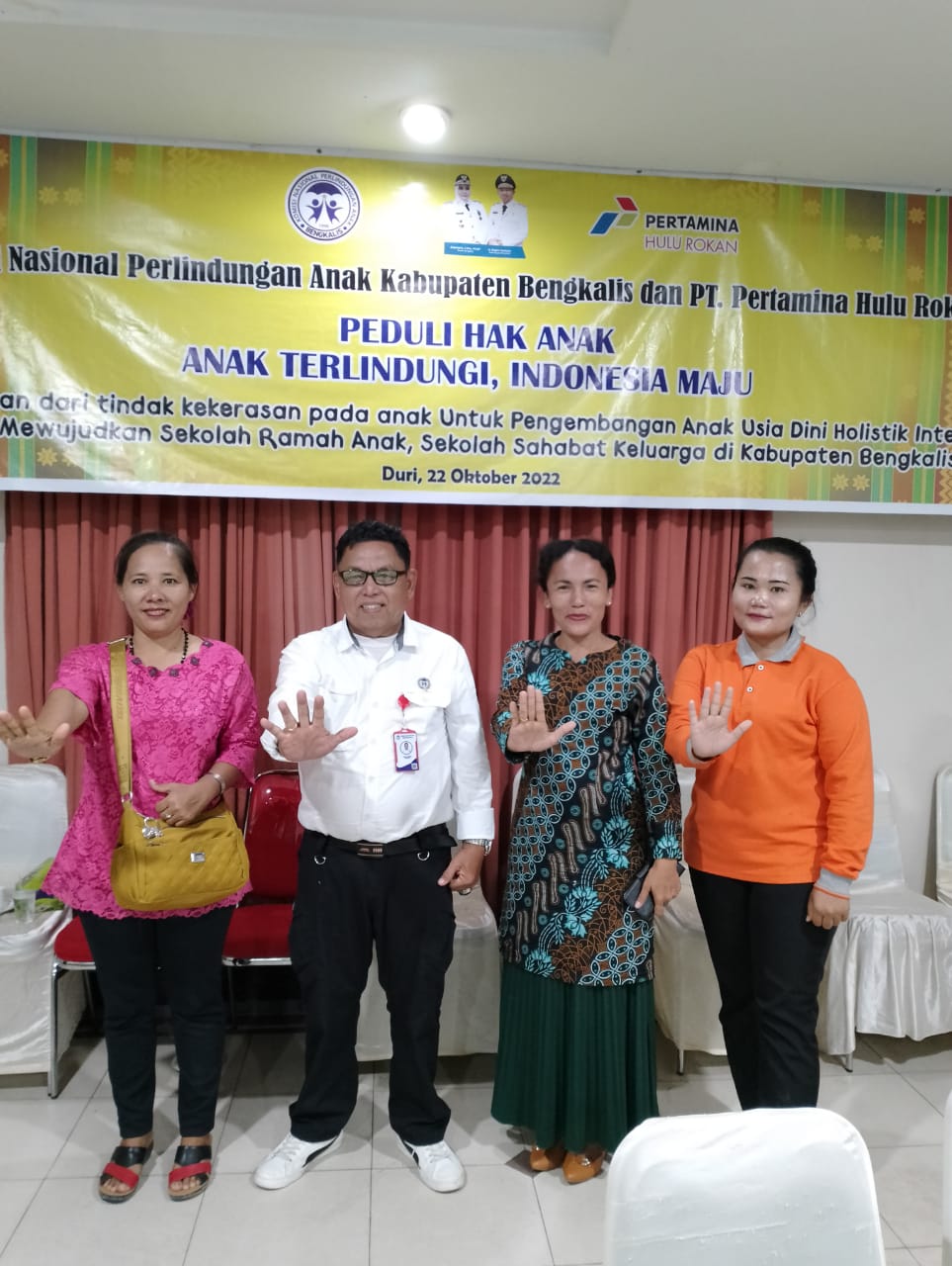 Ketua KomNas PA Kabupaten Bengkalis, Refri Amran Daud bersama dengan peserta dari jauh kecamatan Talang Muandau.(foto: istimewa)