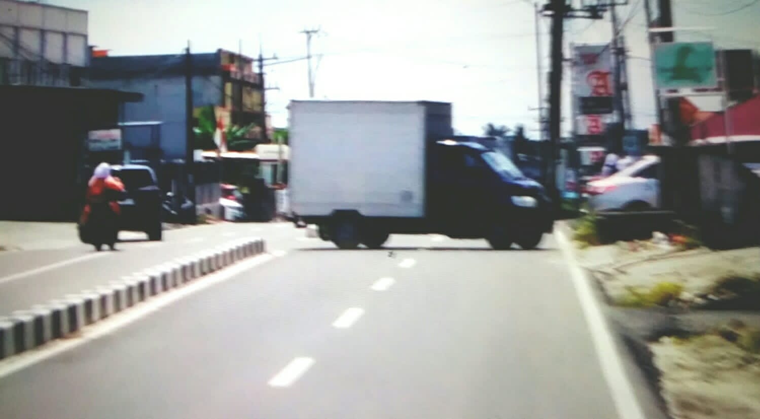 Kendaraan roda empat kesulitan berputar arah di bahu Jalan Desa Harapan Duri.(foto: istimewa).

 