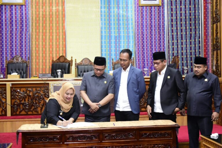 Bupati Bengkalis, Kasmarni disaksikan Ketua DPRD Bengkalis Khairul Umum serta para wakil ketua menandatangani berita acara pengesahan Perda APBD 2023 di ruang Paripurna DPRD Bengkalis, Senin (21/11/2022. (foto/istimewa)