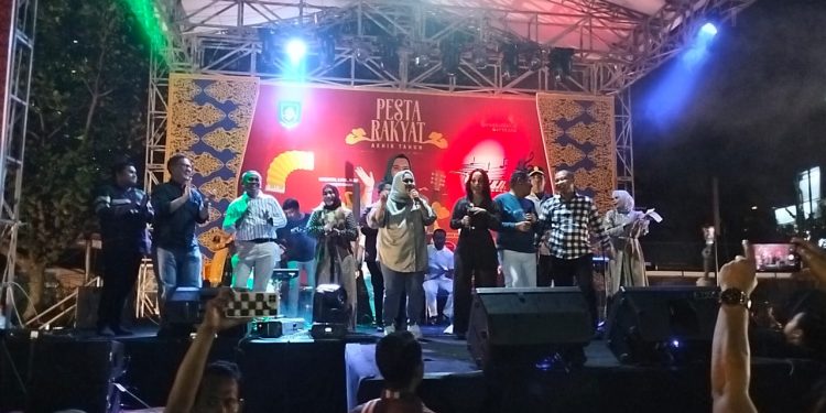 Bupati Bengkalis, Kasmarni dan Wakil Bupati Bengkalis, Bagus Santoso menyampaikan kata sambutan dalam acara pesta rakyat akhir tahun 2022 di Duri. (foto/istimewa)