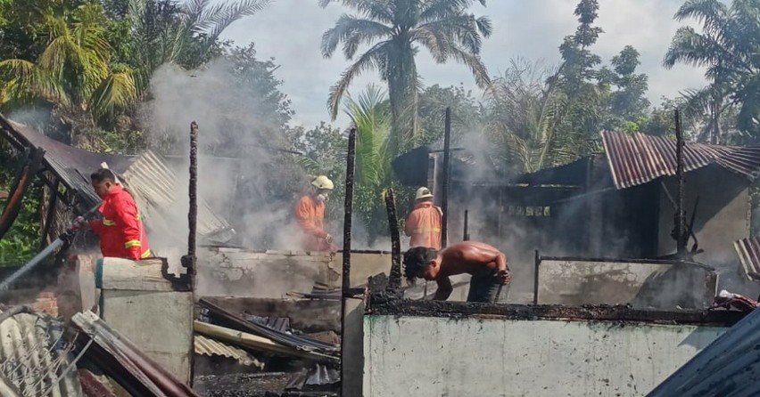 Petugas Damkar Mandau melakukan pemadaman dan pendinginan di lokasi kebakaran.(foto/istimewa)