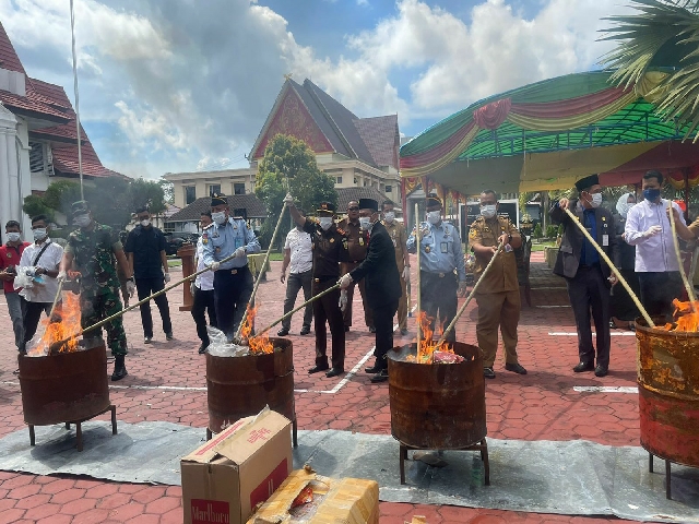 Kejari Bengkalis Zainur Arifinsyah bersama Wakil Bupati Bengkalis Bagus Santoso dan Forkopimda melakukan pemusnahan barang bukti dengan cara dibakar, dihancurkan, diblender serta dilarutkan. (foto/istimewa)