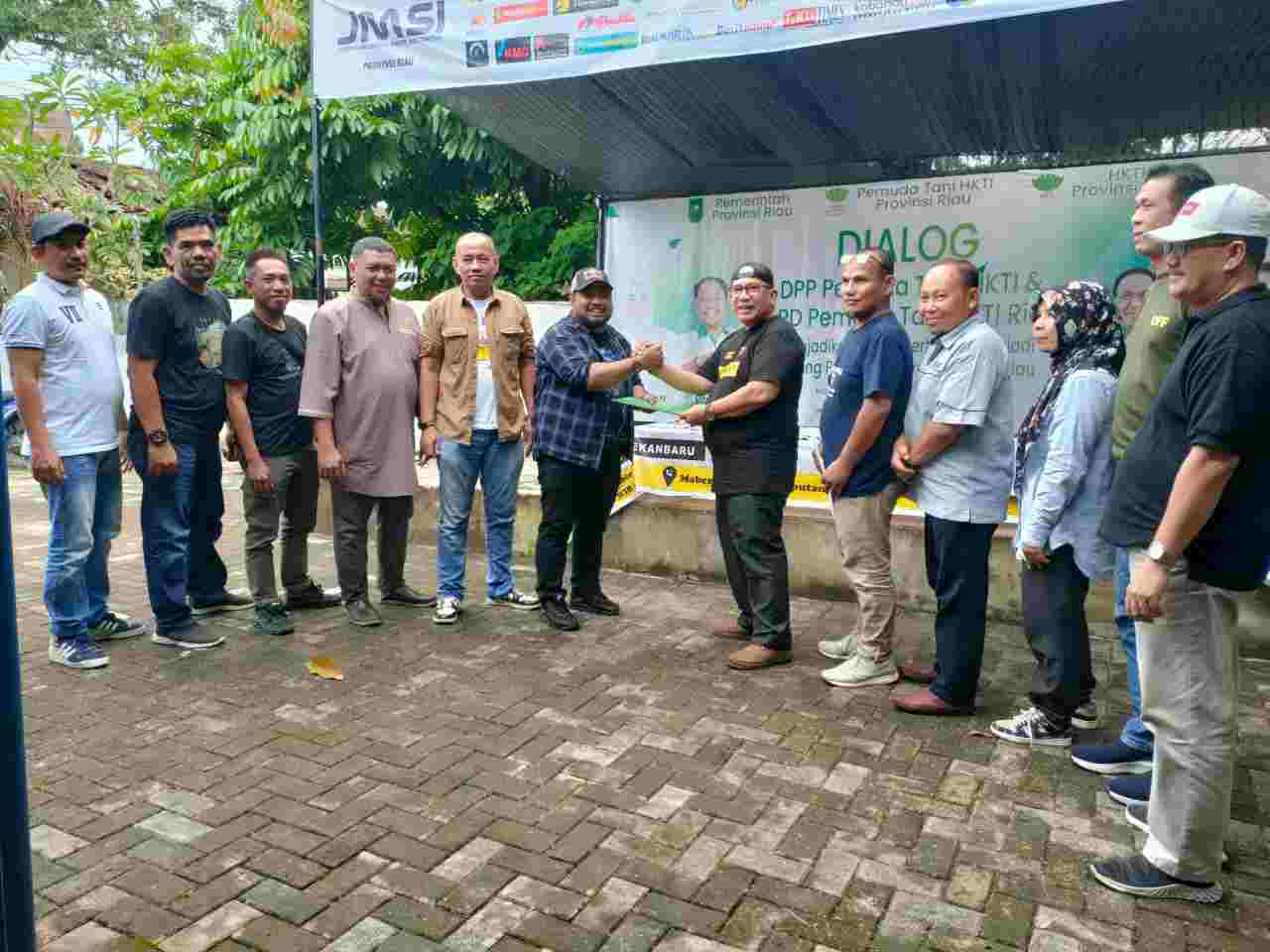 Ketua JMSI Riau H Dheni Kurnia menyerahkan SK Pengurus dan sekaligus undangan HUT ke 3 JMSI di Medan kepada Ketua JMSI Bengkalis Bambang Gusfriyadi.(foto/istimewa)
