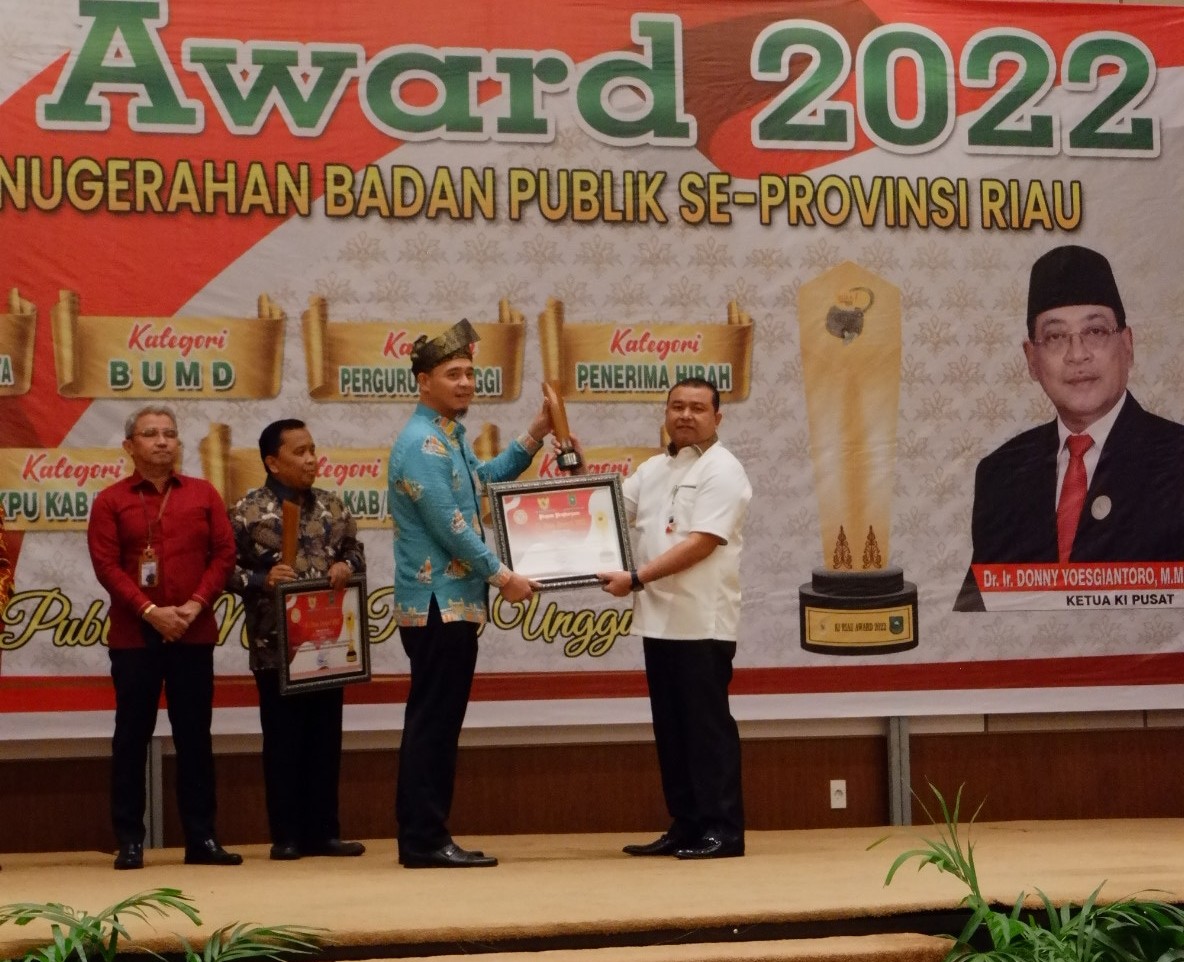 Penyerahan Anugerah KI Riau Award 2022, kepada Direktur PT SPR, Fuady Noor, terpilih sebagai juara pertama di Hotel Mutiara Merdeka, Pekanbaru, Senin (12/12/2022).(foto/istimewa)