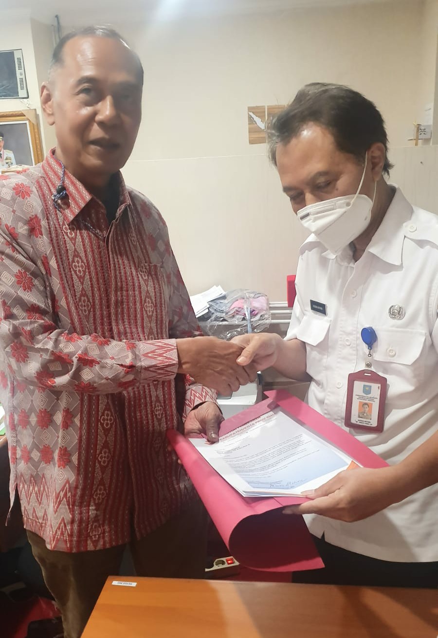 Perwakilan inisiator pemekaran kabupaten/kota Nasir Day Nurdin menyerahkan berkas untuk dibahas dengan Kemendagri di Jakarta, Kamis (16/2/2023.(foto/istimewa