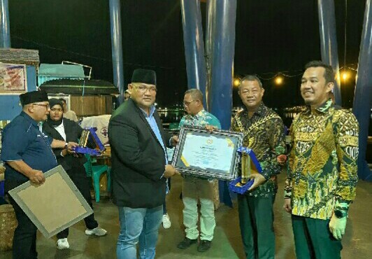 Penyerahan anugerah award JMSI 2023 kepada Bupati Bengkalis diwakili Kadis Kominfotik,  Hendrik Dwi Yatmoko.(foto/istimewa)