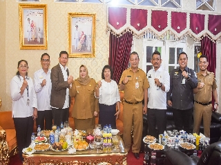Bupati Bengkalis Kasmarni foto bersama Dewan Pengawas LPP RRI, saat silaturahmi di kediaman Camat Mandau.