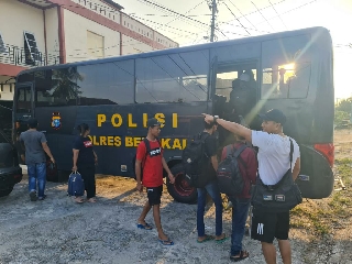 Polisi mengamankan 28 PMI illegal siap diberangkatkan ke negara jiran Malaysia dengan via wisata. (Foto: Satreskrim Polres Bengkalis)
