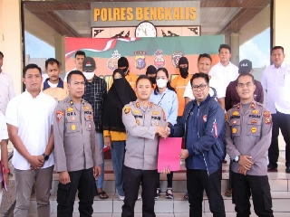 Sebanyak 28 PMI, diserahterimakan  ke Badan Perlindungan Pekerja Migran Indonesia (BP2MI) Riau untuk dipulangkan ke daerah asal masing masing PMI. (Foto: Polres Bengkalis).