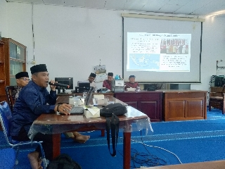 Kepala KUA Mandau, Saim SAg MSh memberikan materi pada Diklat Manajemen Mesjid di Sekretariat YMBU Duri, Ahad (30/07/2023).(foto: soleh)