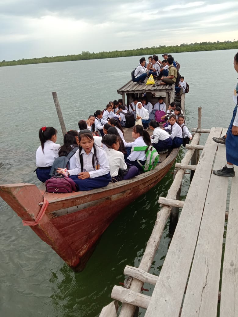 Puluhan pelajar jenjang SD, SMP, dan SMA dari Dusun Hutan Samak menggunakan kapal pompong melintasi Selat Titi Akar menuju sekolahnya di Desa Titi Akar, Kecamatan Rupat Utara, Bengkalis. (foto: ist)