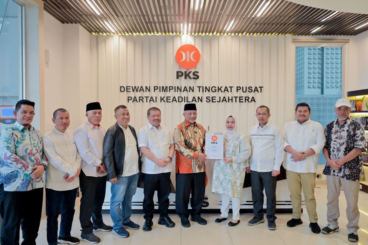 Penyerahan SK dari presiden PKS, Ahmad Syaikhu kepada pasangan Kasmarni -Bagus di Jakarta (foto:ist)