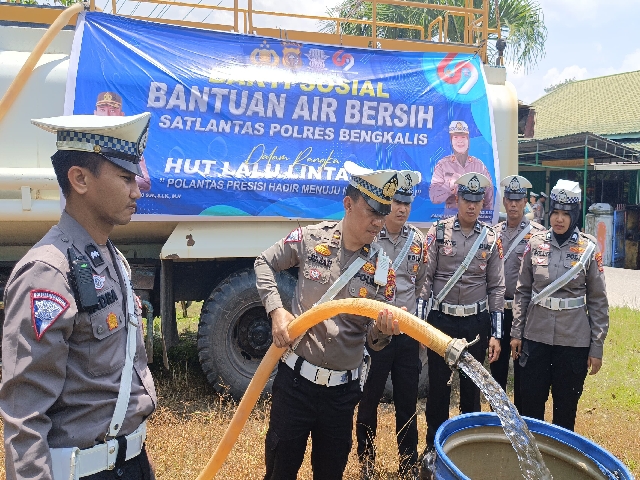 Salurkan air bersih kepada warga Sebanga dan Suriname.(foto:ist)