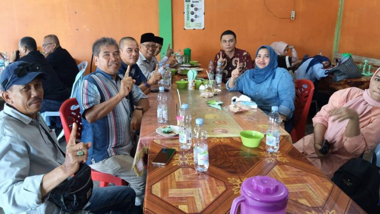 Kasmarni saat dijamu makan siang oleh Relawan Serba Guna (Sergu) Kecamatan Bukit Batu usai melaksanakan kampanye dialogis di Desa Batang Duku dan Buruk Bakul.(foto:ist)