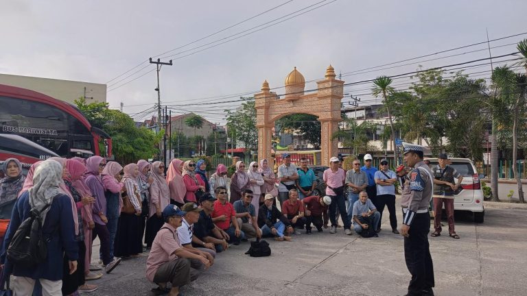 Cooling system Kapos Pol Simpang Pokok Jengkol Duri dengan Komunitas Sepeda Duri, di halaman mesjid Assalam Jalan Hang Tuah.(foto:ist)