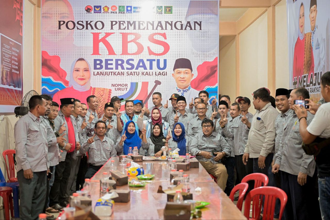 Tim relawan KBS di Posko Kemenangan mengatur strategi.(foto:ist)