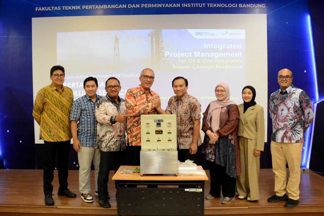 Penyerahan bantuan laboratorium ITB. (foto: ist)
