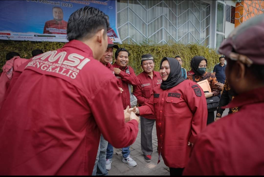 Penyambutan Kasmarni pada acara pelantikan pengurus JMSI Kabupaten Bengkalis.(foto: ist)