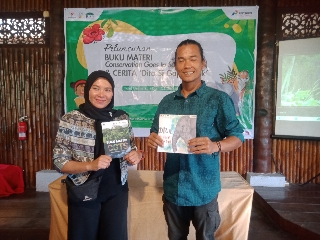 Solfarina dan direktur RSF, Zulhusni Syukri memegang buku materi CGTS dan Cerita Dita Si Gajah yang Baik.(foto: sal)