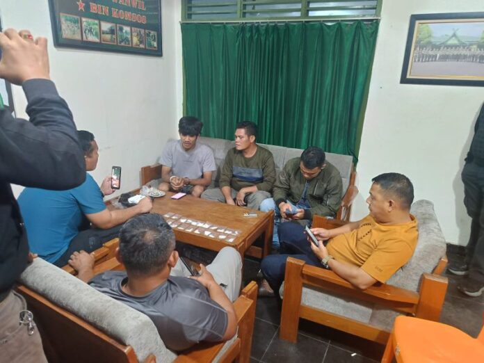 Pria pengedar narkoba diamankan anggota TNI sebelum diserahkan ke Polsek Mandau.(foto; ist)
