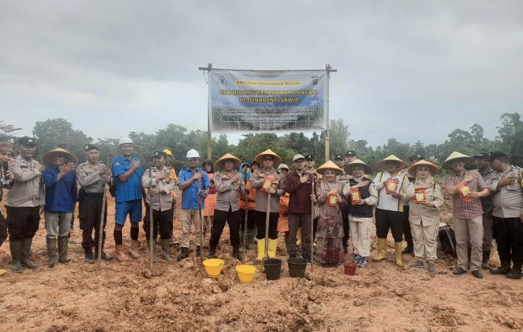 Tanam jagung di lahan Polsek Mandau mendukung Asta Cita Presiden RI.(foto: ist)