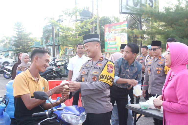 Kapolres Bengkalis AKBP Budi Setiawan SIK MIK, membagikan takjil kepada warga. (foto:ist)