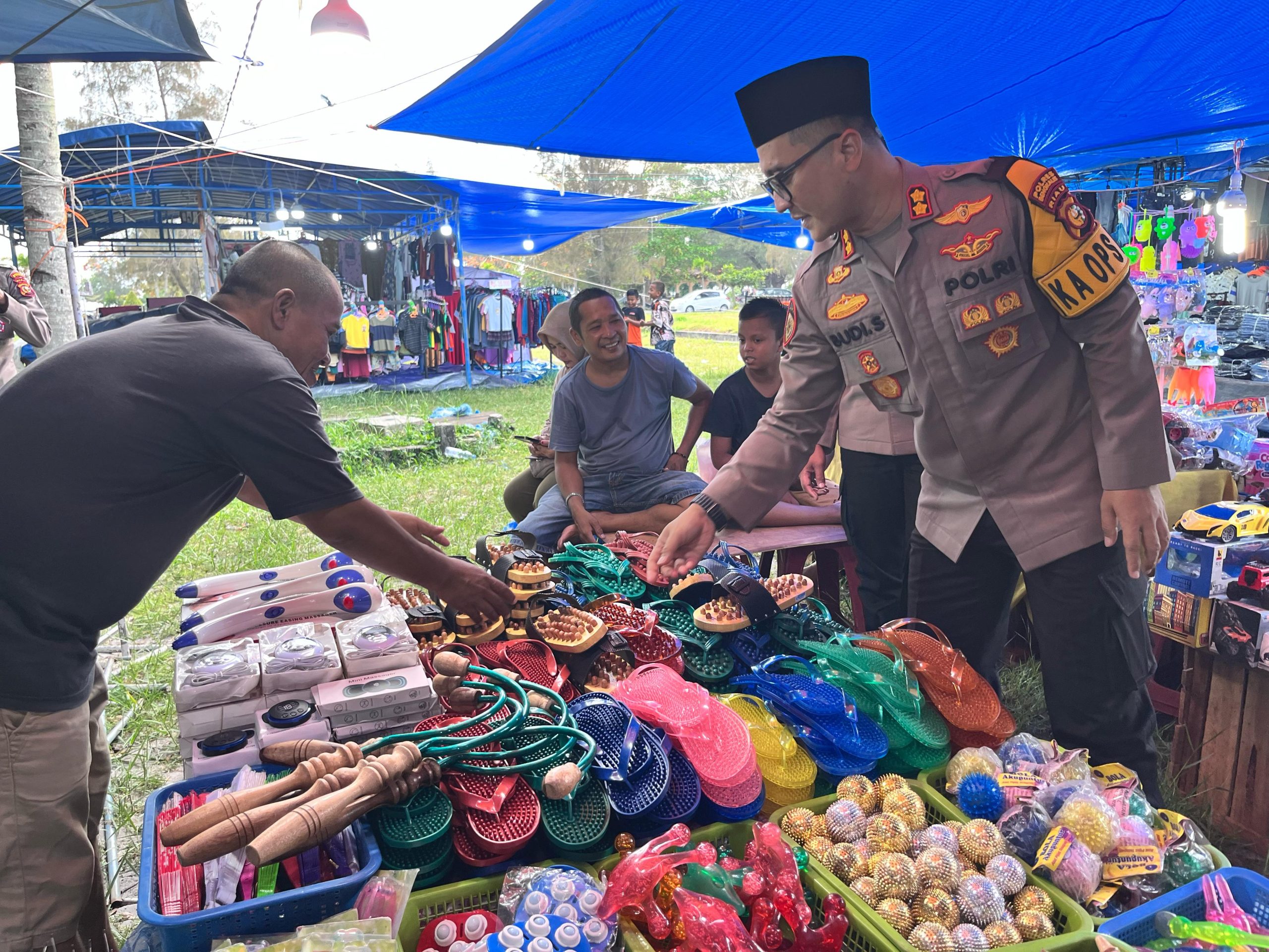 Dengan ramah tamah, Kapolres Bengkalis, AKBP Budi Setiawan SIK MIK menyapa pedagang pasar Ramadhan di kelurahan Rimba Sekampung, Bengkalis.(foto: ist)