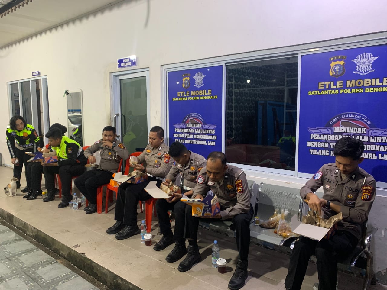 Sahur bareng Satlantas Polres Bengkalis dan patroli antisipasi balapan liar selama Ramadhan.(foto: ist)