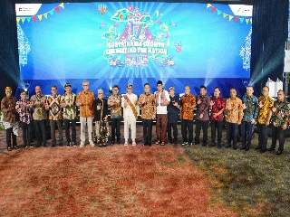 Direktur Utama Pertamina, Simon Aloysius Mantiri bersama Direksi Pertamina Drilling, Direksi PHE dan Direksi Anak Perusahaan PHE berfoto bersama dalam puncak acara HUT ke-17 Pertamina Drilling di Ballroom, Graha Pertamina, Jakarta, Sabtu (14/6).( foto; ist)
