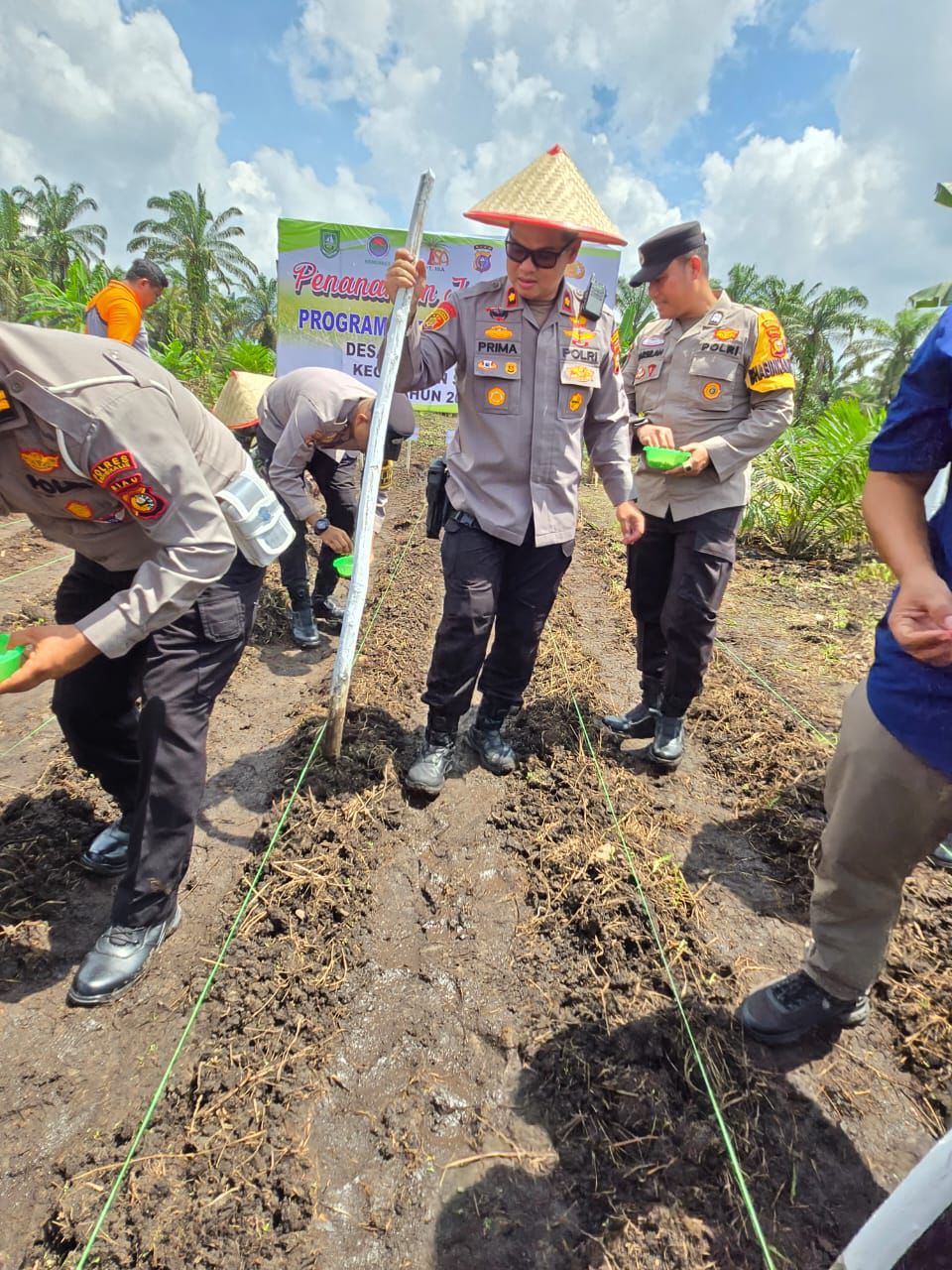 Kapolsek Mandau, Kompol Primadona SIK, MSi tanam Jagung di Desa Bathin Sobanga, Kecamatan Bathin Solapan, Bengkalis. (foto: ist)